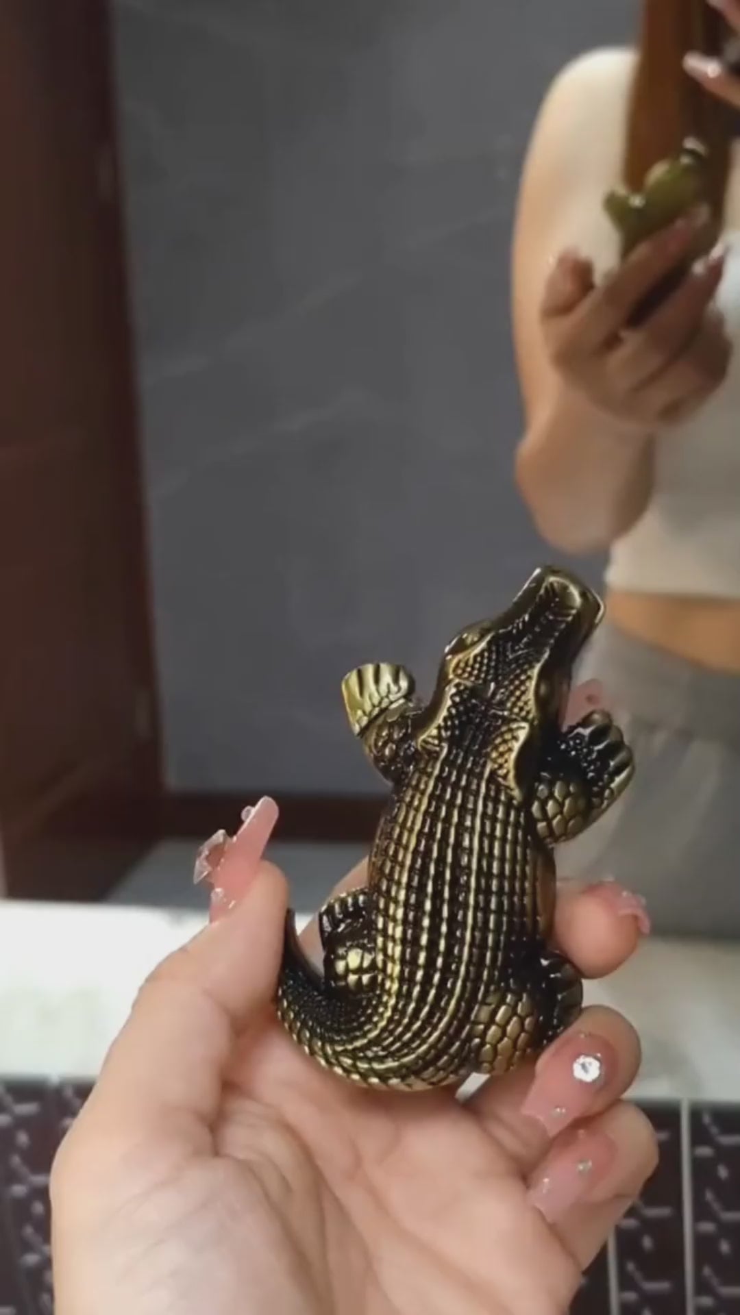Metal Lighter With Crocodile Design